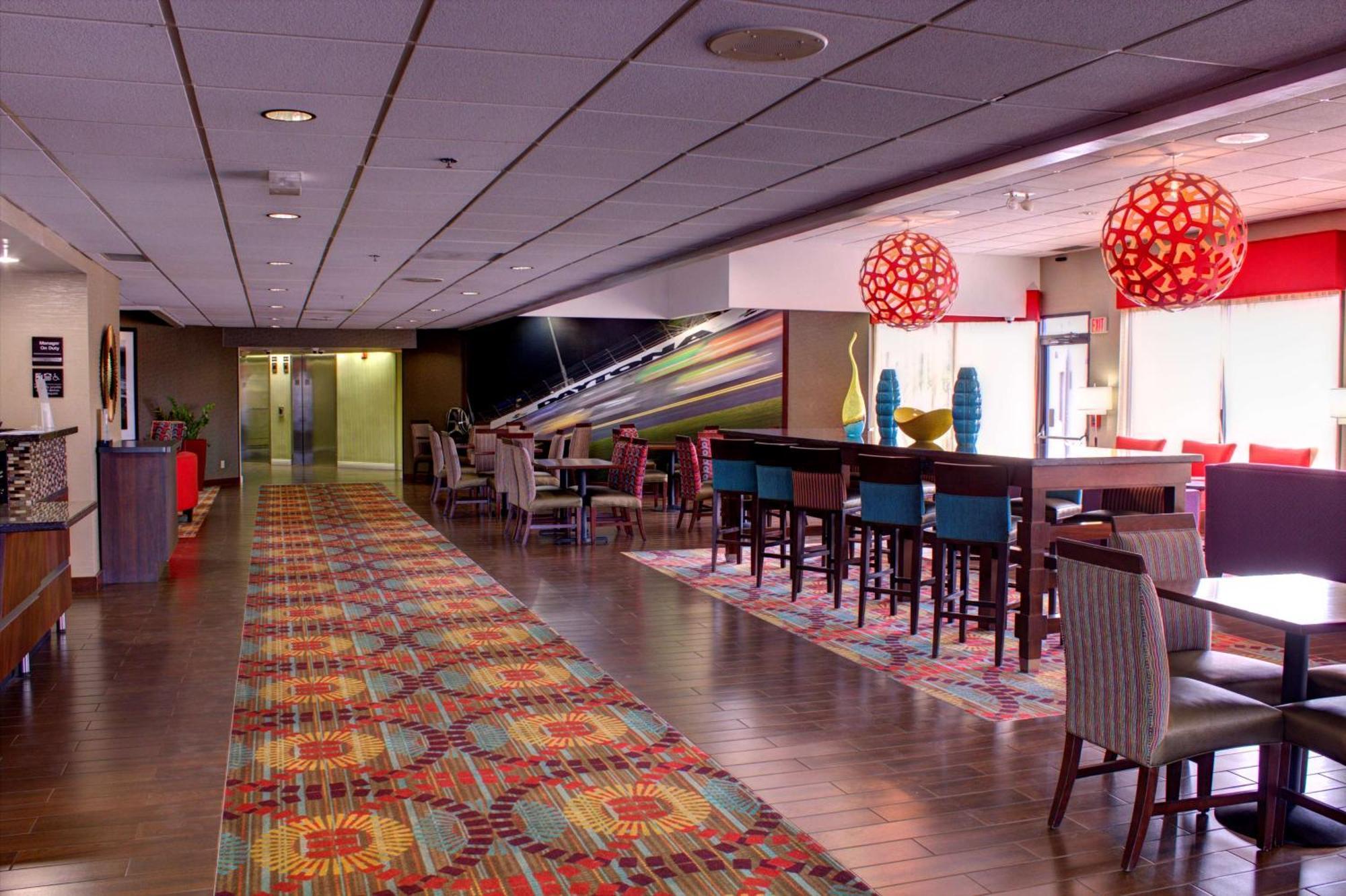 Hampton Inn Daytona Speedway-Airport Дейтона-Бич Экстерьер фото